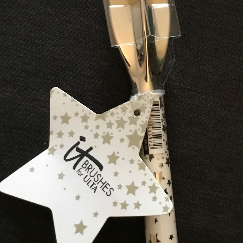 It Cosmetics Star Multitasking brush